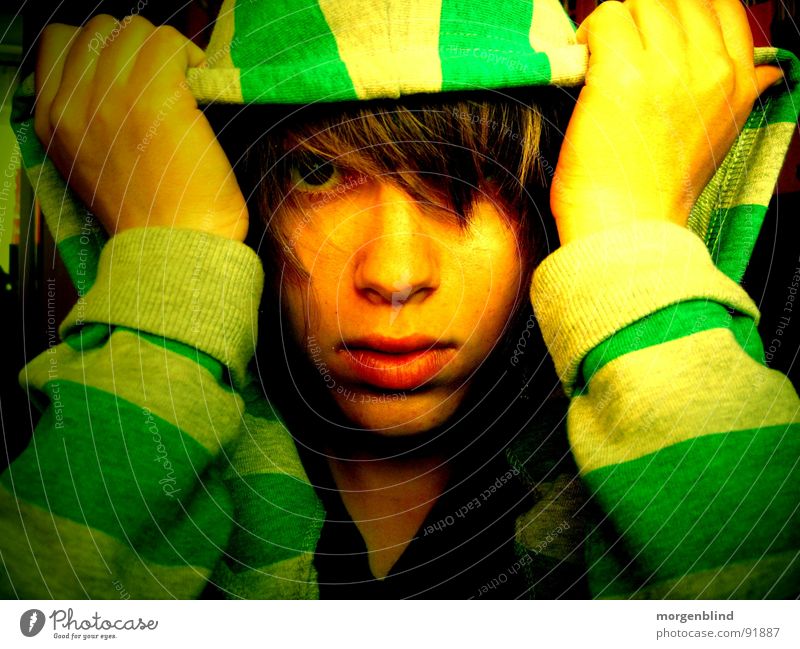 gestreift // grün gelb Pullover Lippen Streifen Hand Gefühle Gesicht Auge Kontrast