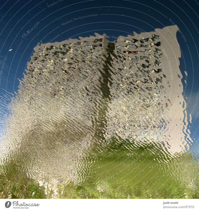 Geschoss Wohnung Bau Spiegelung Fassade modern Surrealismus Irritation Wandel & Veränderung Wohnhochhaus Deformation Sinnestäuschung Plattenbau Wasseroberfläche