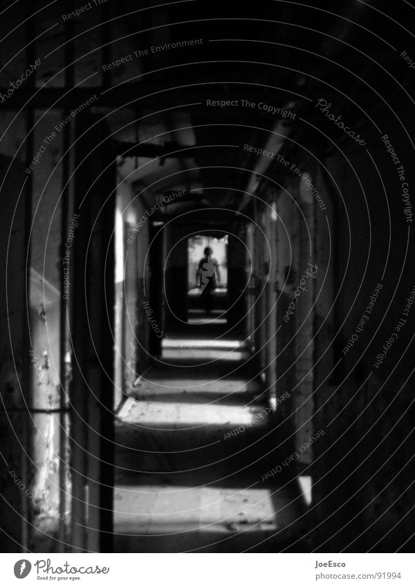 jailbreak Stil 1 Mensch Tunnel bedrohlich dunkel schwarz Stimmung gefährlich Zutritt verboten Kennwort Zutrittsberechtigung Stacheldraht Zugang Fluchtpunkt