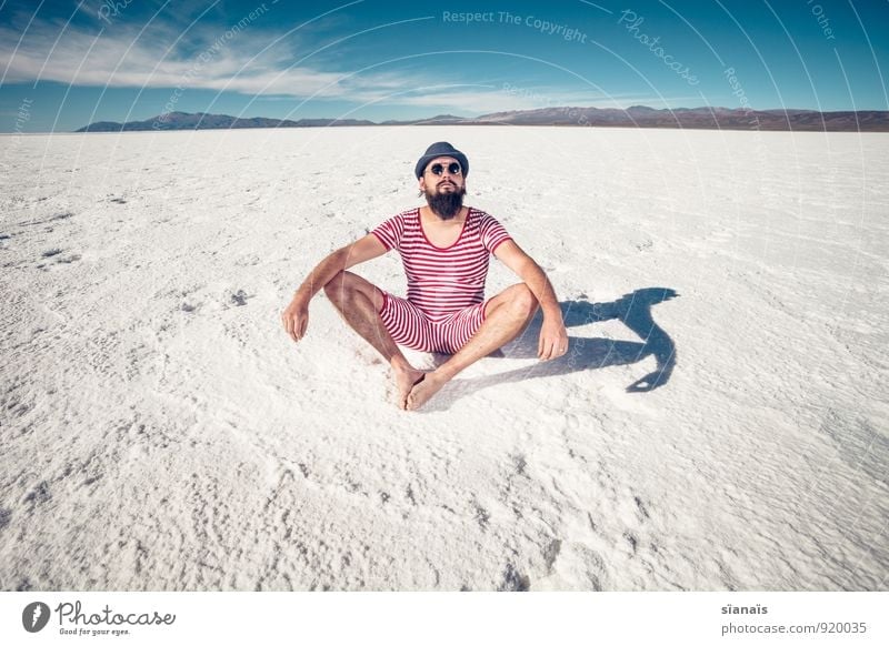 Übung Nr. 1 Lifestyle Meditation Ferien & Urlaub & Reisen Yoga maskulin Mann Erwachsene Bart Wüste Sonnenbrille Hut sitzen rot weiß Surrealismus Argentinien