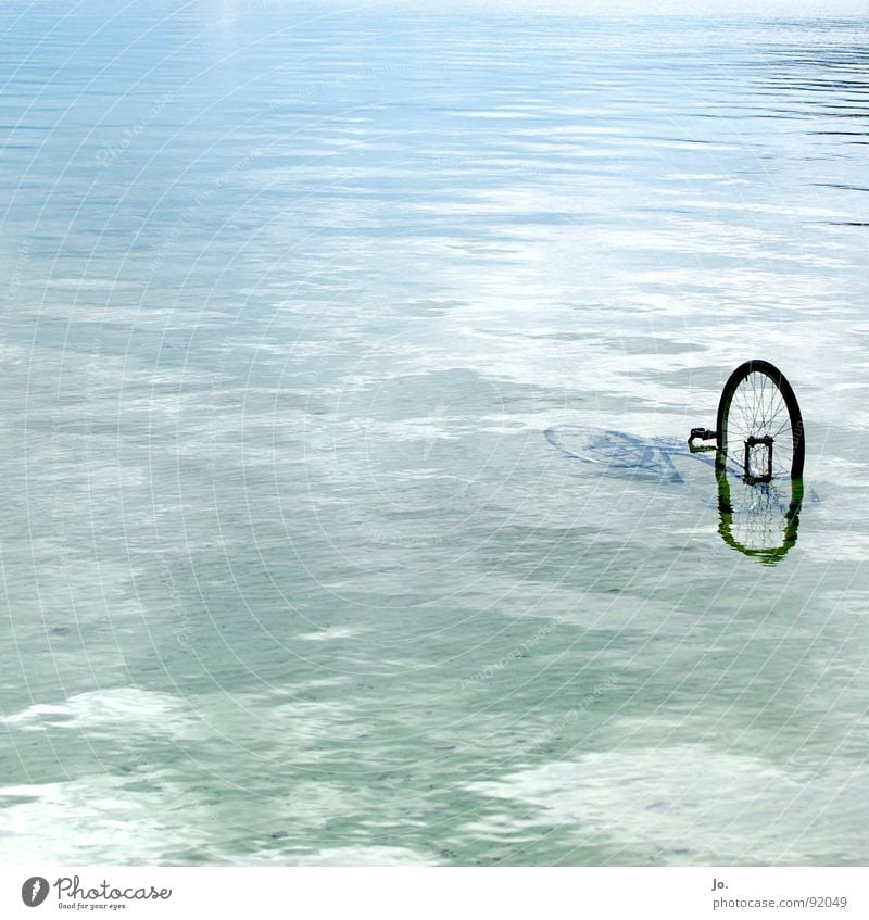 Fahrrad in Seenot Lac d’Annecy Mountainbike Parkplatz Rost Wasser Unterwasseraufnahme Spieglung Schiffsunglück