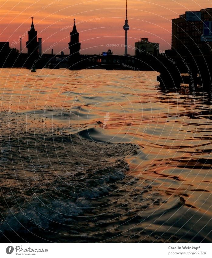Bootstrip. Spree Wellen Treptow Kreuzberg Friedrichshain Oberbaumbrücke Wasserfahrzeug Sonnenuntergang Dämmerung Berlin Romantik Abenddämmerung Silhouette