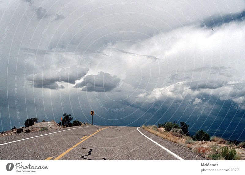Road to nowhere Sturm Wolken Kalifornien unterwegs ungewiss anschaulich Verkehrswege Himmel USA Gewitter Regen Straße Straßenführung Weg ins Nichts