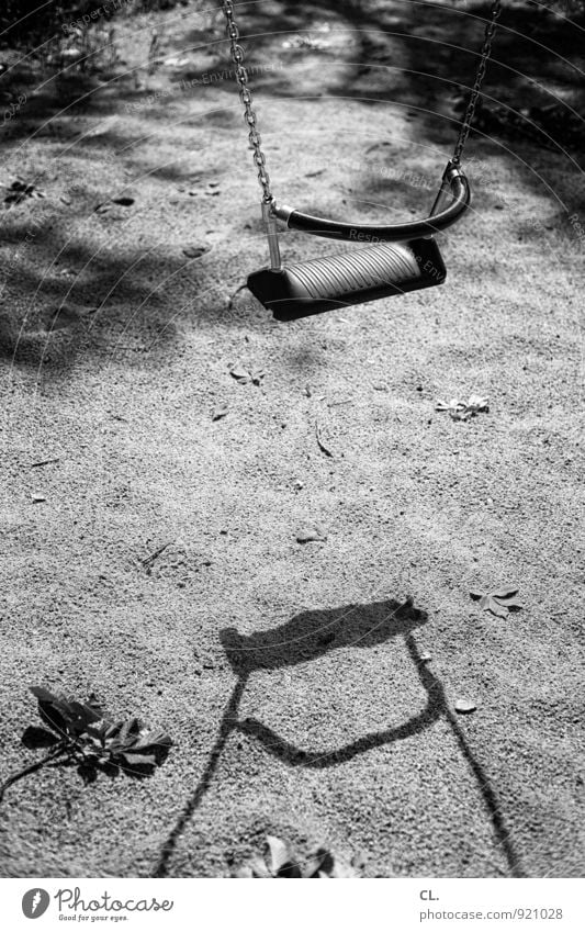 spielplatz Freizeit & Hobby Spielen schaukeln Spielplatz Schaukel Sand ruhig Einsamkeit Kindheit Schwarzweißfoto Außenaufnahme Menschenleer Tag Licht Schatten