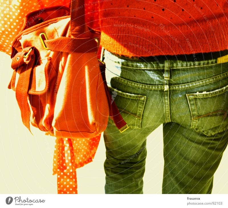 orange tasche oranger pulli ist doch klar rot Pullover Tasche Jugendliche Frau Dame Jacke Außenaufnahme gehen unterwegs Farbe Jeanshose blue Baumwolle