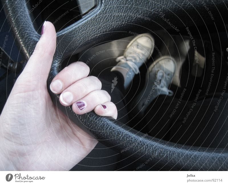 unfinished nail polish Nagellack Hand Finger Autofahren PKW Schuhe Turnschuh festhalten Fingernagel führen Chucks Mantafahrer Pedal Daumen Wagen lenken Lenkrad