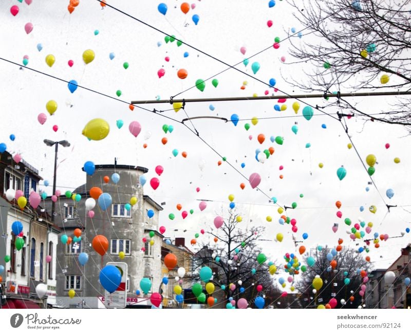 balloons (fliegend, nach oben, hui) Schweben Haus Wand Balon Balloons Farbe Colors aufwärts abzischen gehen Himmel Straße Seekwhencer