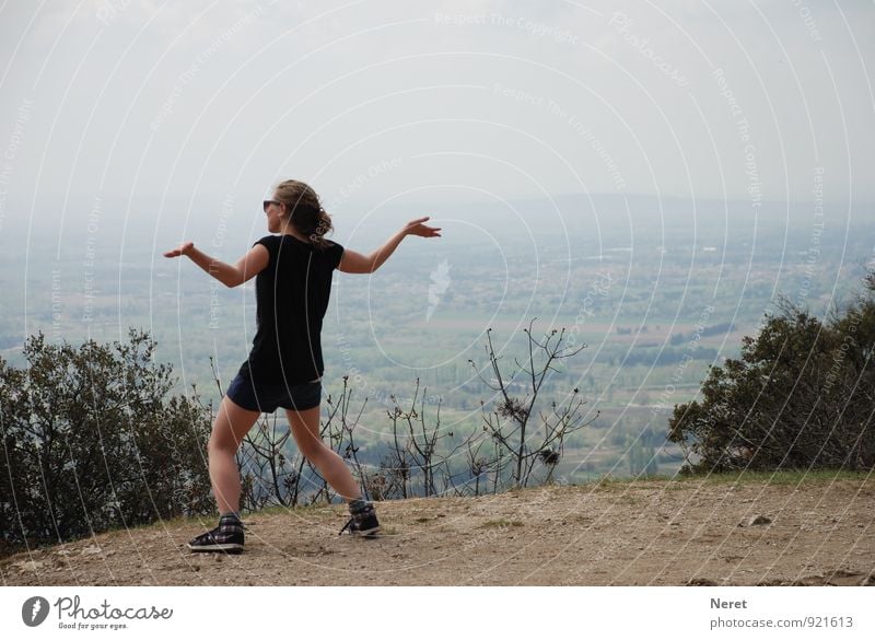 Oh Yeah! Mensch Junge Frau Jugendliche 1 13-18 Jahre Kind Tanzen Landschaft Horizont Hügel genießen authentisch Gefühle Freude Glück Begeisterung