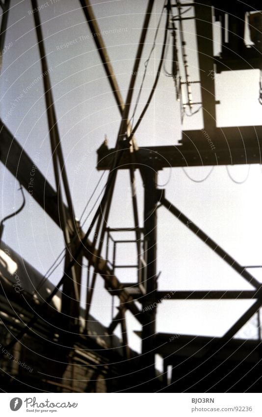 Stahlarbeit dunkel Schatten verfallen Kran Hebevorrichtung Ruine stilllegen abgelegen Eisen Metall Industriefotografie analog vertikal Hochformat schwarz grau