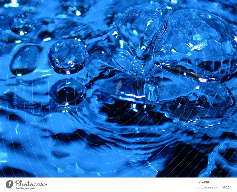 liquid::1 Flüssigkeit Makroaufnahme Nahaufnahme Wasser Wassertropfen blau