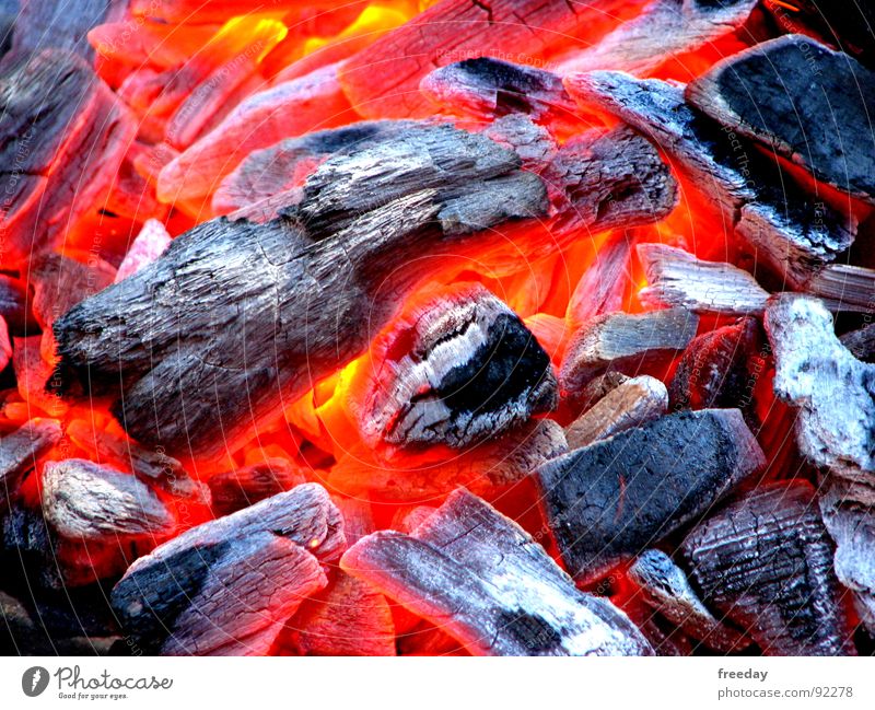 ::: Die Glut, ist gut ::: Grillen heiß Holzkohle brennen glühen Rauch rot Kohlendioxid zünden schmelzen Lava Wärme Holzglut Feuerstelle Physik gemütlich