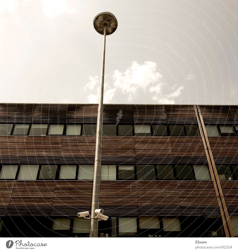 under observation *500* beobachten Laterne Holz Haus Gebäude Fenster Holzmehl Überwachung Überwachungsstaat Bayern München braun Wolken Lampe Video 3 spionieren