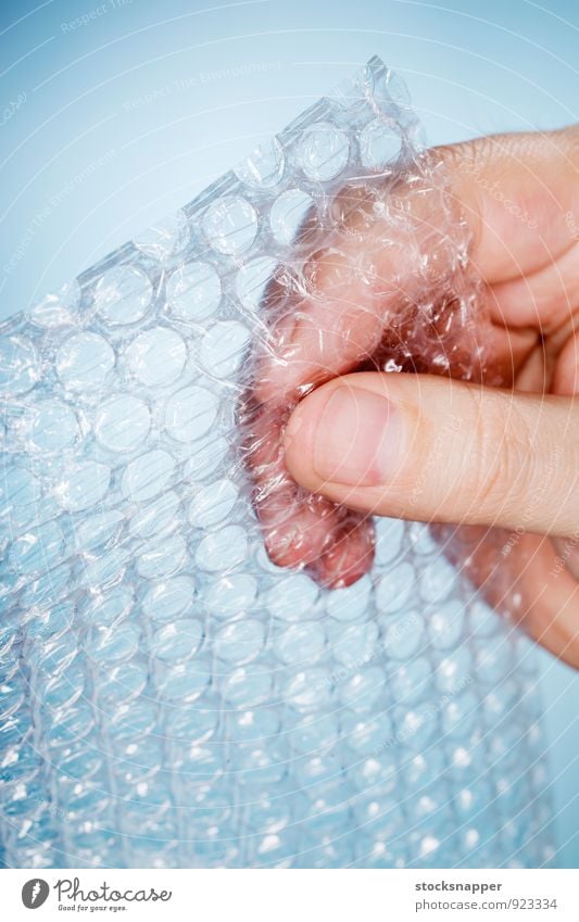 Luftpolsterfolie Luftblase Blase Schaumblase Verpackung Packung Polsterung Hand Finger Daumen durchsichtig Kunststoff anschaulich übersichtlich Material