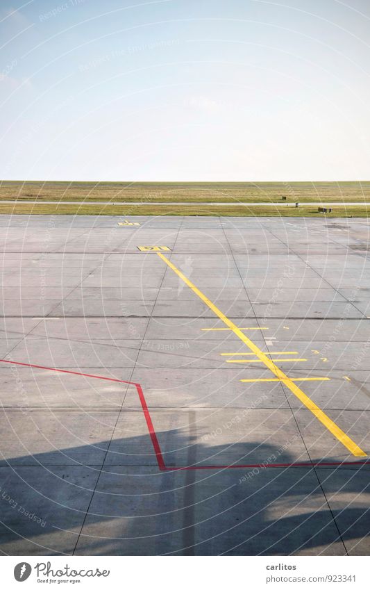ab in den Süden Luftverkehr Flughafen Flugplatz Landebahn warten Beton Vorfeld Schilder & Markierungen Markierungslinie gelb rot grau grün Ferne Horizont