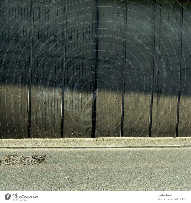 DER GULLI IS DER KLEINE BRUDER DER LATERNE Gully Wand Mauer trist kalt Einsamkeit Beton Asphalt grau Streifen Stadt Langeweile Verkehr Graffiti Wandmalereien