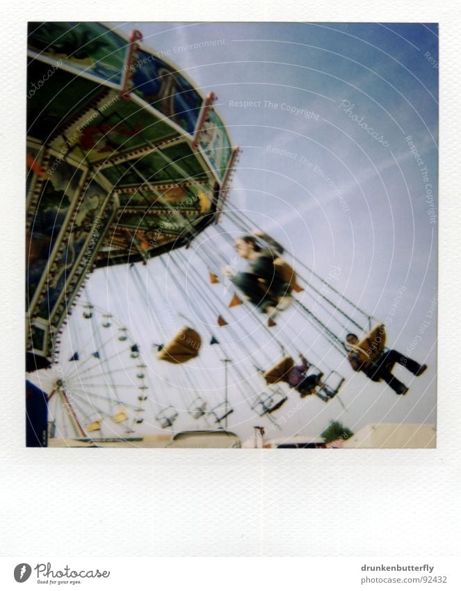 durch die lüfte fliegen drehen kreisen Jahrmarkt schwindelig mehrfarbig grau Polaroid Himmel Mensch blau Kettenkarussell Detailaufnahme Bildausschnitt Anschnitt