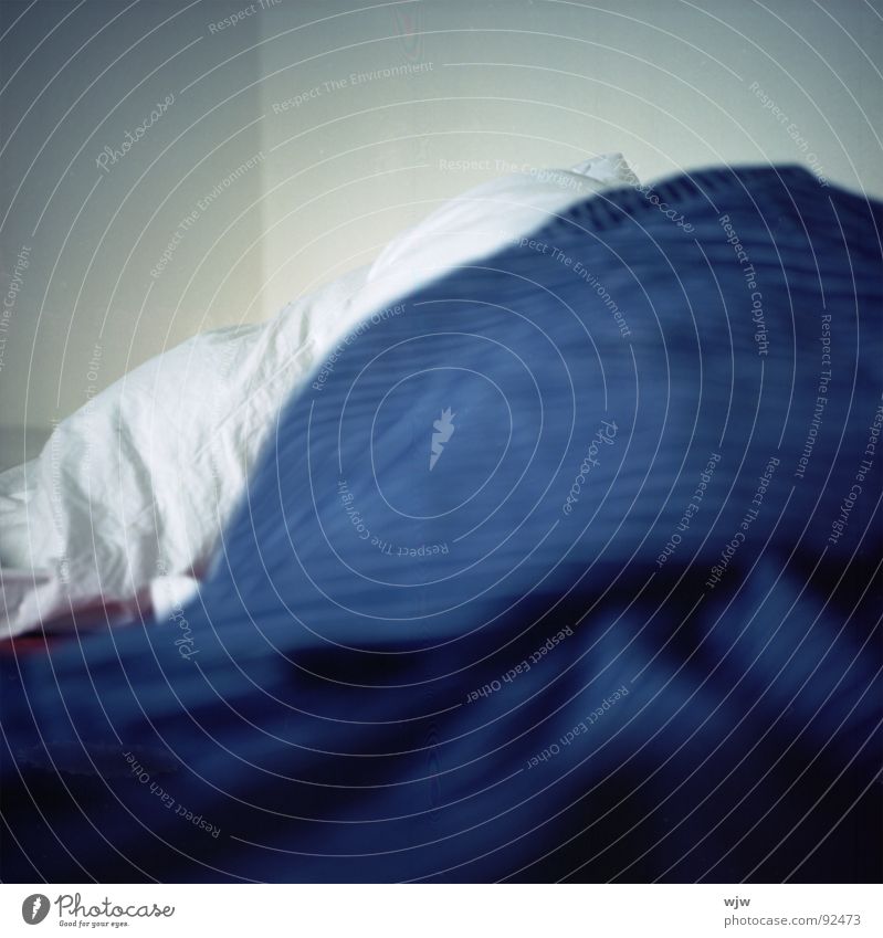 ausgeschlafen oder Eisberg Bett gebraucht wach Bettdecke weiß kalt weich Falte Stoff Textilien Verlauf aufstehen ästhetisch Tiefenschärfe Schlafzimmer