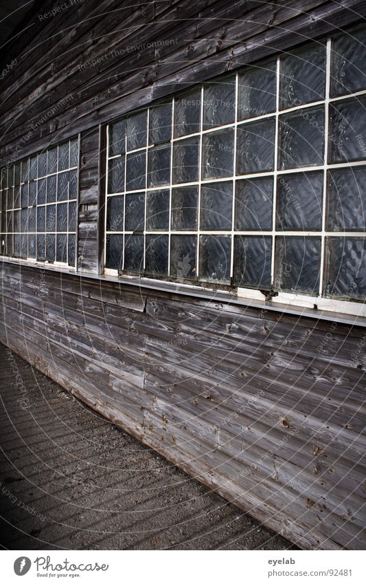 (Titel ?) Holz Baracke Fenster Leitersprosse Glasbaustein mürbe attackieren braun Holzhaus Gebäude Station Patina Fensterbrett Berghütte Alpen verfallen obskur