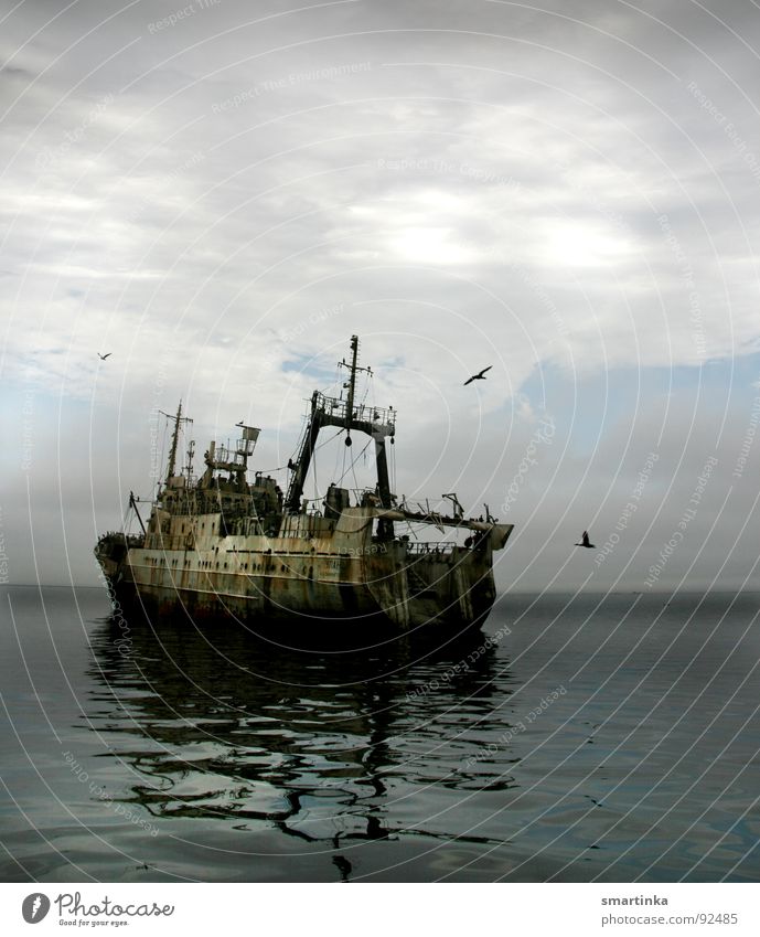 ULAN der Räuber Wasserfahrzeug Fischer Raubfischer Trawler Meer verfallen Tiefseefischer Schleppnetz Ausbeutung der Meere Beifang Schiffswrack Fangmengen