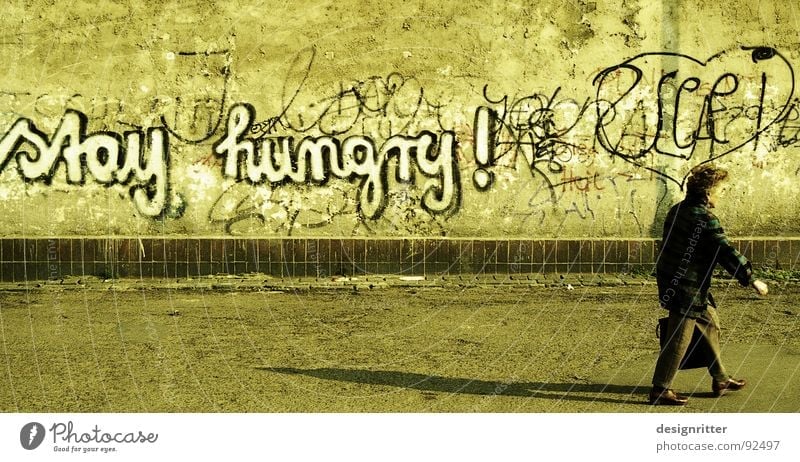 Stay hungry Appetit & Hunger Senior Frau Ruhestand Versorgung Nachfrage Bedürfnisse Schwäche Armut Arme Graffiti old pensioner poor poverty poorness need