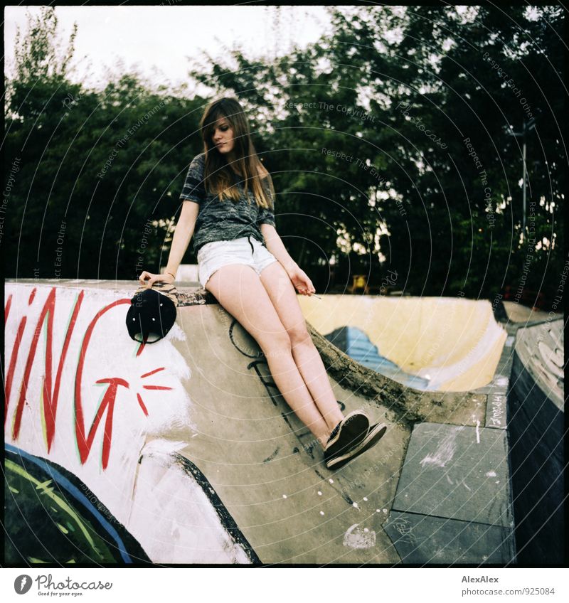 ing Stil Inline Skating Skateplatz Junge Frau Jugendliche Beine 18-30 Jahre Erwachsene Baum Mauer Wand Hotpants Mütze Chucks brünett langhaarig Graffiti sitzen