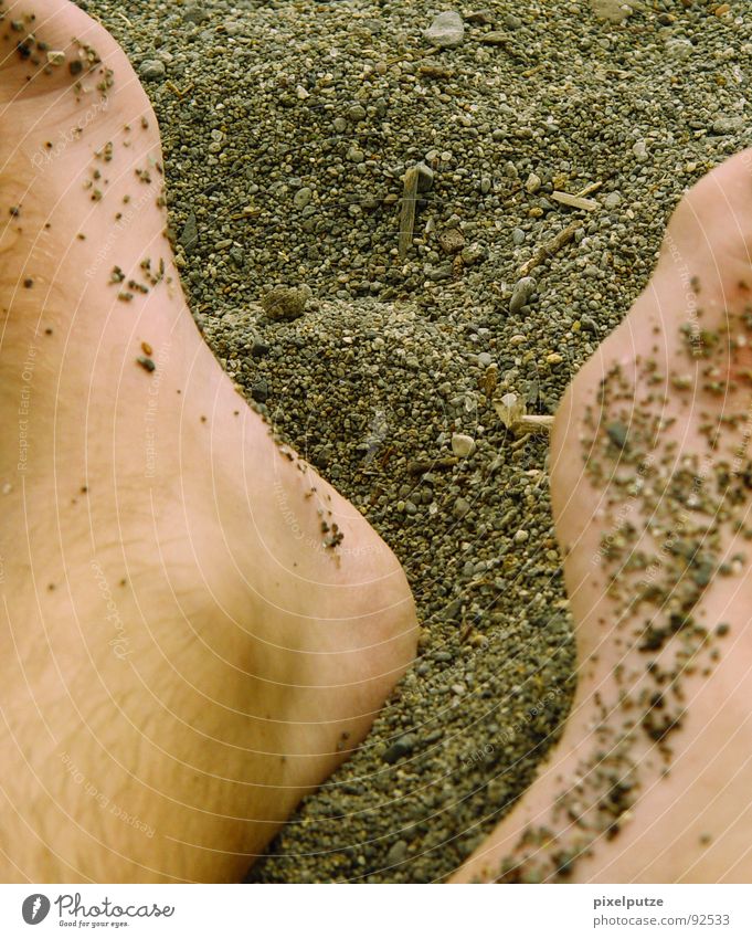 steinkanal Strand Kies Italien Physik Erholung fließen weich gemütlich Sonnenbad ausrüsten Abfluss Trichter Sommer Küste Mann Sand Wärme Fuß Abwasserkanal