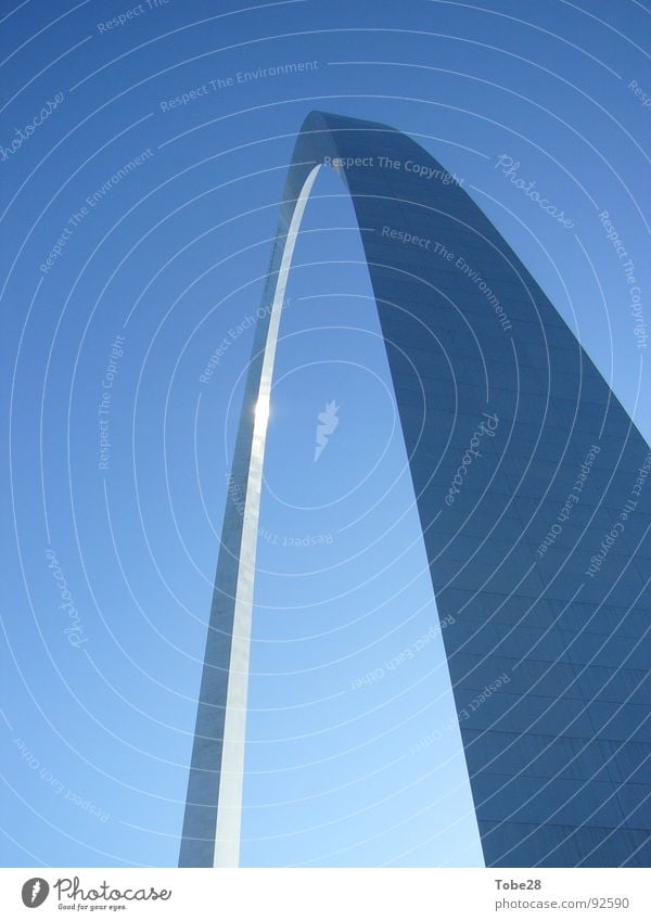 The Arch Stahl Wahrzeichen Denkmal USA Himmel Architektur St. Louis Bogen Vor hellem Hintergrund Freisteller Anschnitt Detailaufnahme Sehenswürdigkeit