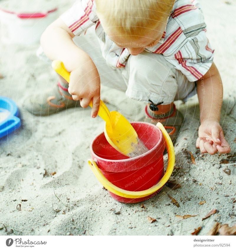 Sandparadies 2 Kind Sandkasten Sandspielzeug Spielzeug Spielen Eimer rot Bauherr Junge blau bauen child boy sandbox Lautsprecher playground plaything bucket