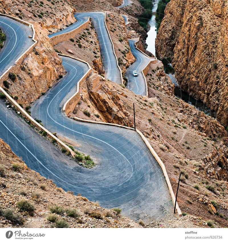 weg nach unten Natur Landschaft Berge u. Gebirge Schlucht Verkehrswege Autofahren Straße blau braun Serpentinen gefährlich Marokko dades gorges du dades Atlas