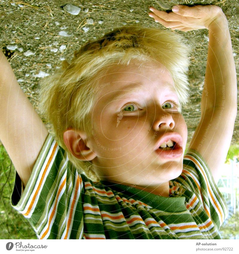 Handstand *1 Junge Kind blond Gesichtsausdruck Gefühle Finger T-Shirt gestreift Streifen Augenbraue Lippen Sommersprossen klein Freizeit & Hobby
