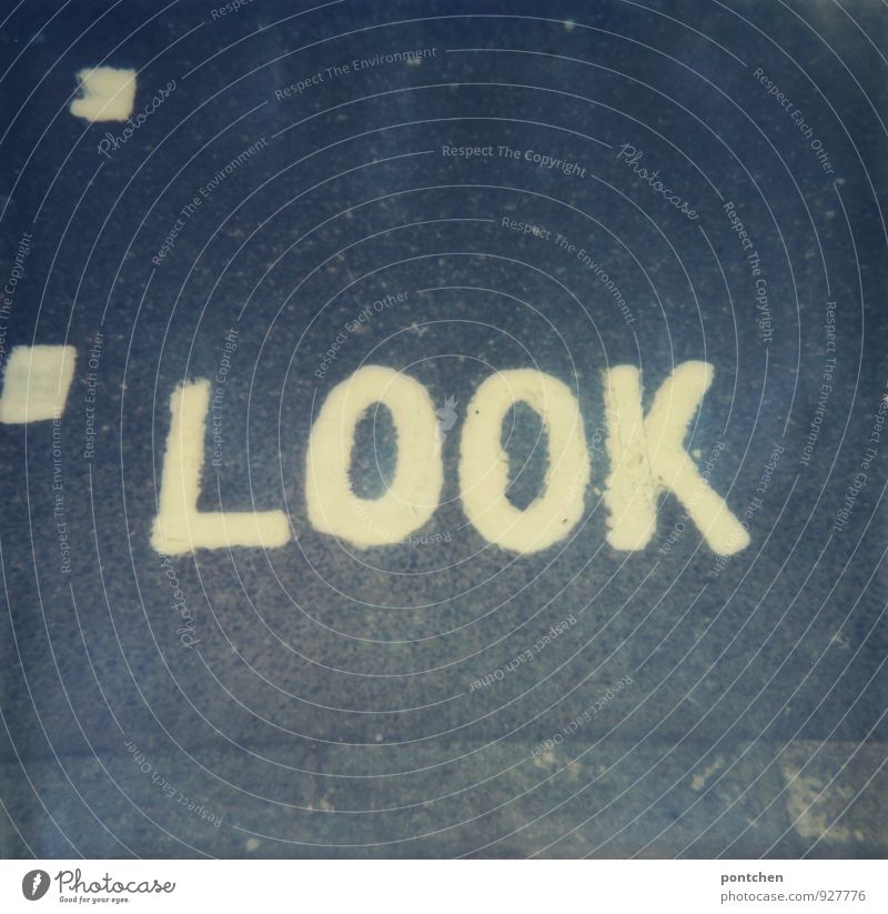 Englisches Wort Look steht auf der straße.. Hinweis Fußgänger und Straßenverkehr Verkehrszeichen grau weiß auffordern Warnhinweis Straßenbelag Schriftzeichen