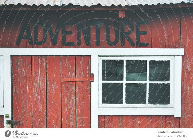 Adventure Schrift auf einem rot-weißen Holzhaus in Schweden Fischerdorf Kleinstadt Haus Hütte Mauer Wand Fassade Fenster Dach Abenteuer Holzwand Verfall