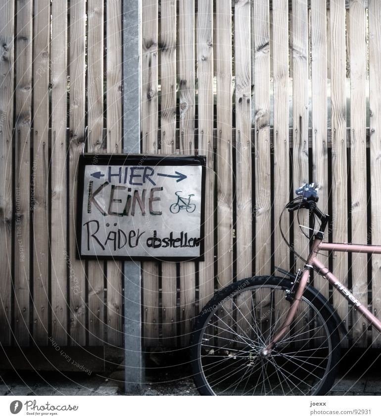 Nur ganz kurz … Abstellplatz anlehnen gegen Fahrrad Fahrradlenker Fahrradrahmen Gebotsschild Hausmeister ignorieren Verachtung parken Parkverbot Rebell
