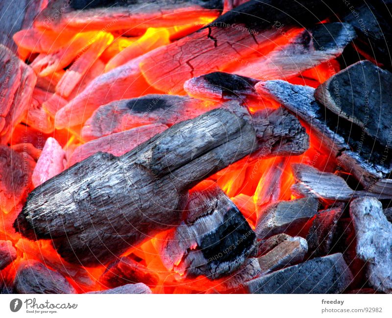 ::: Die Glut, ist gut 2 ::: Grillen heiß Holzkohle brennen glühen Rauch rot Kohlendioxid zünden schmelzen Lava Wärme Holzglut Feuerstelle Physik gemütlich