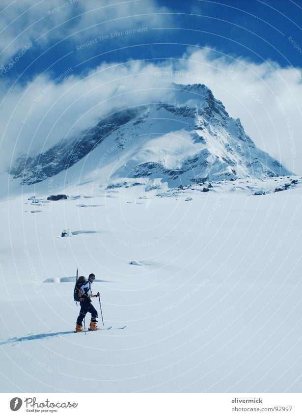 die erste spur Pulverschnee Skitour Skifahrer Schneespur Wolken Stimmung Bergsteiger Wintersport Berge u. Gebirge Blauer Himmel Natur 4000er grand paradiso