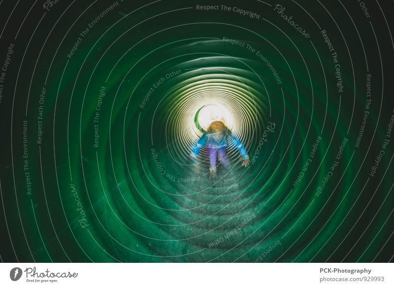 Tunnelgang Mensch maskulin feminin Mädchen 3-8 Jahre Kind Kindheit Bewegung entdecken grün Mut Abenteuer Wege & Pfade Tunneleffekt Eisenrohr Lichterscheinung