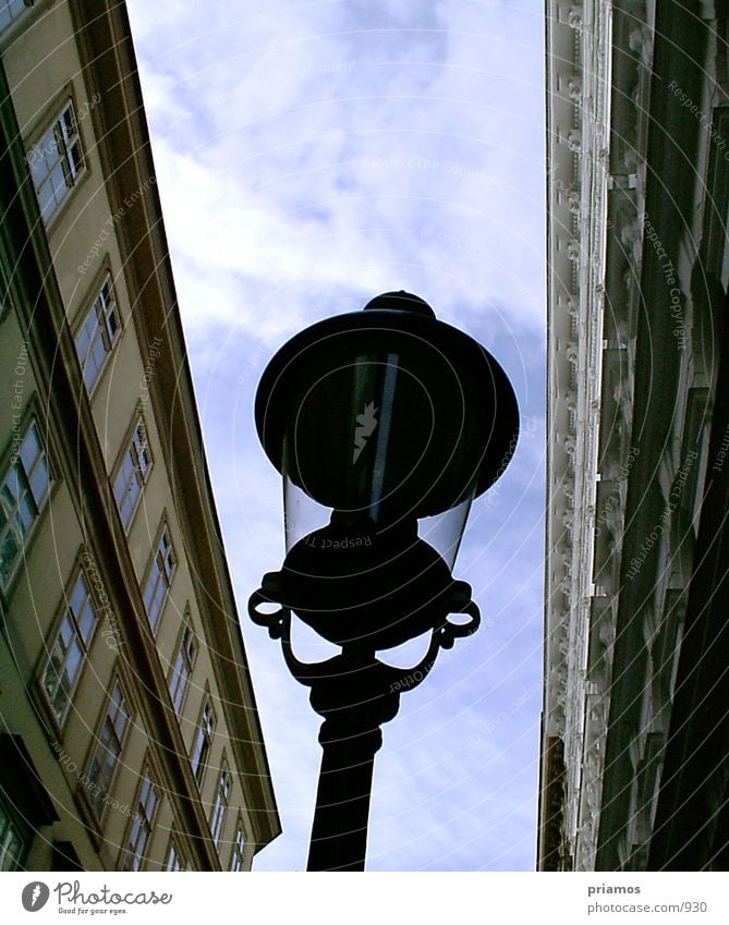 Leuchte Lampe Straßenbeleuchtung Gebäude Licht & Schatten Architektur Perspektive