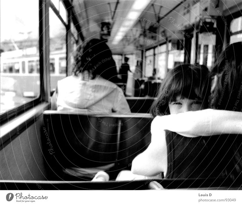 girl Straßenbahn Mädchen Mutter Trauer Schwarzweißfoto Zürich Traurigkeit Tränen verstecken
