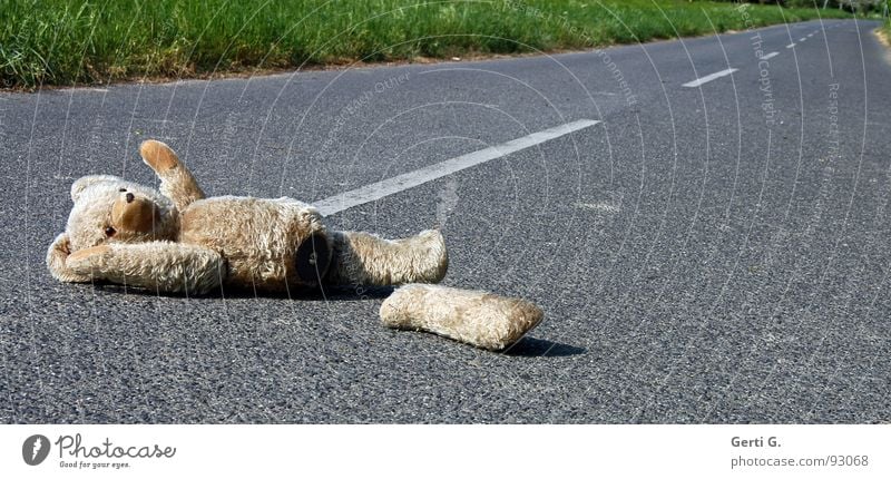 *wink Unfall Erste Hilfe verloren Verkehrsunfall Asphalt Straßenmitte Spuren Tier Stofftiere Teddybär Spielzeug Mittelstreifen erstaunt Straßenrand obskur