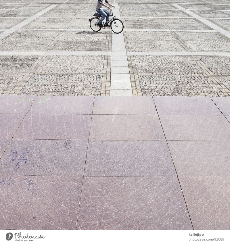 onemillion bicycles in berlin Fahrrad Fahrradfahren Platz Steinplatten Granit Verkehrswege Marmor Exerzierplatz Bodenplatten Pflastersteine Damenfahrrad