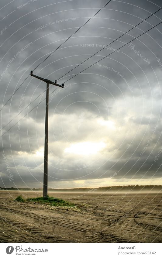 es soll regen geben. Unwetter Sturm Orkan Wolken dramatisch Elektrizität Strommast Feld Gewitter Sommer Wetter Hagel Regen Wind Wolkenstimmung Himmel