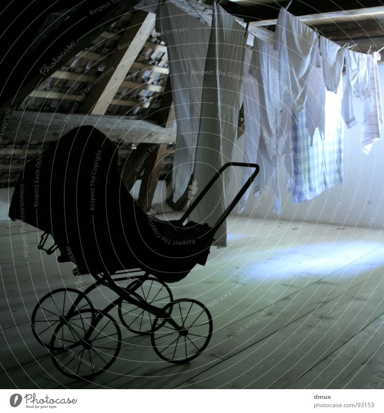 verstau(b)t Kinderwagen Betonboden dunkel Wäsche Dachboden schwarz Licht Vergänglichkeit alt Balken verstaubt