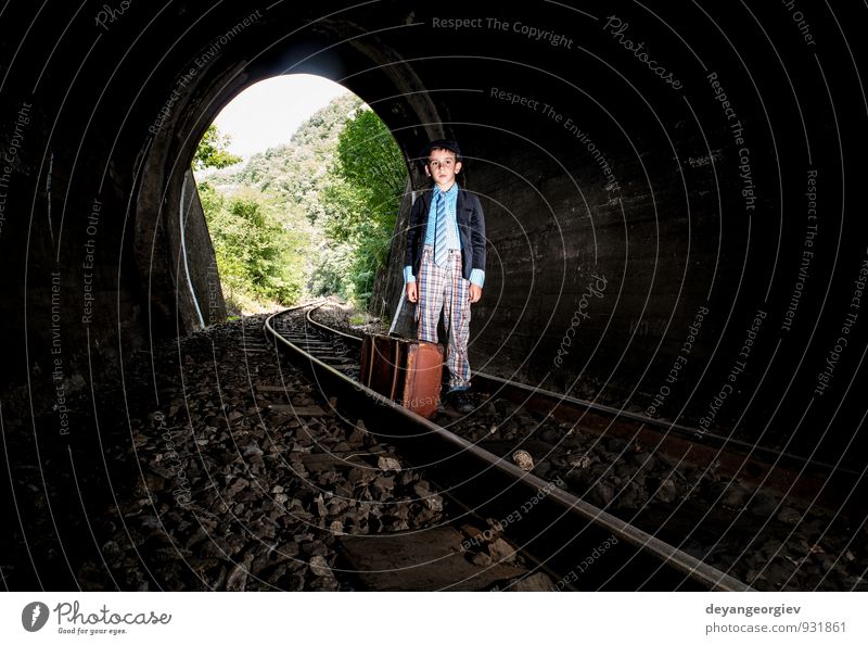 Kind geht auf der Eisenbahnstrecke im Tunnel spazieren schön Ferien & Urlaub & Reisen Ausflug Mensch Junge Frau Erwachsene Verkehr Straße Wege & Pfade U-Bahn