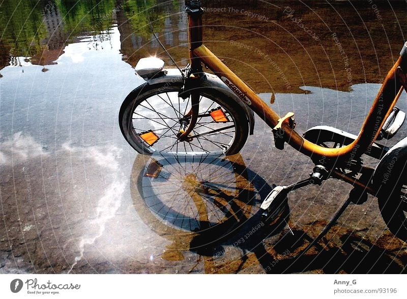 überschwemmung Reflexion & Spiegelung Klapprad gelb Pedal Licht Wasser Schatten Katzenauge Wasserspiegelung