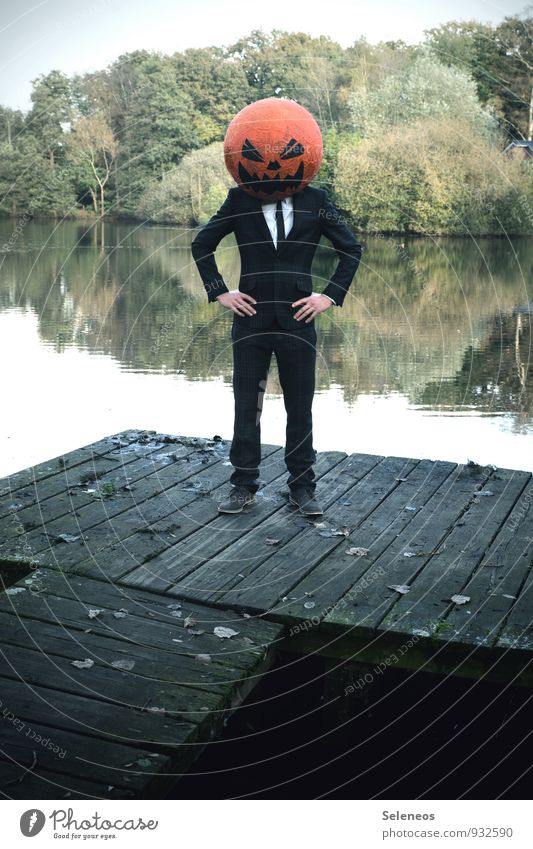 bald Karneval Halloween Mensch maskulin Mann Erwachsene 1 Herbst Park Teich See Anzug gruselig Angst Kürbis Kürbiskopf Maske Steg Farbfoto Außenaufnahme