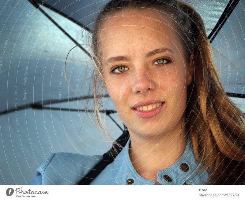 . feminin Junge Frau Jugendliche 1 Mensch Jacke Regenschirm blond langhaarig Zopf beobachten Lächeln Blick warten Freundlichkeit hell schön Zufriedenheit