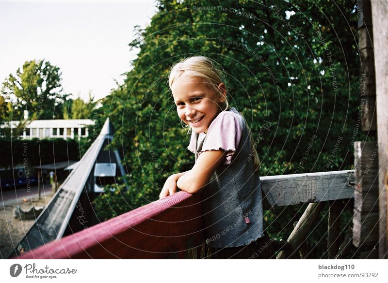 September 001 Kind Mädchen blond Sommer Baumhaus Porträt unschuldig grün Spielplatz Freude lachen