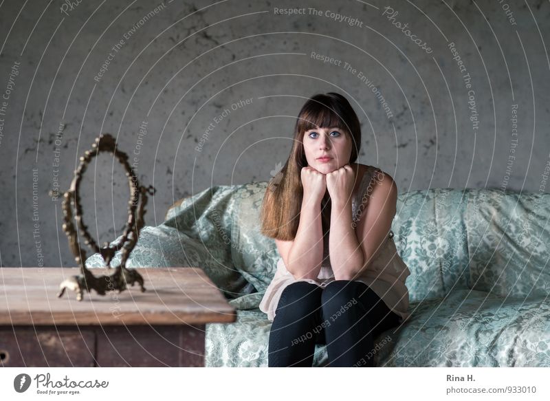 [1000] - Testbild Innenarchitektur Sofa Tisch Junge Frau Jugendliche Mensch 18-30 Jahre Erwachsene Mauer Wand Heuboden Bekleidung Kleid Strumpfhose