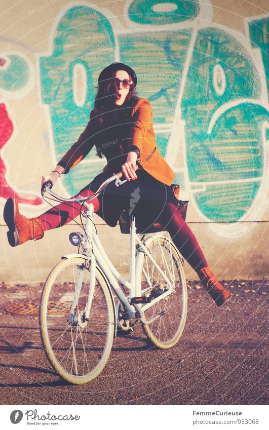 Fahrradspaß_02 Stil Freizeit & Hobby feminin Junge Frau Jugendliche Erwachsene 1 Mensch 18-30 Jahre Zufriedenheit Bewegung Freude Lebensfreude Leichtigkeit