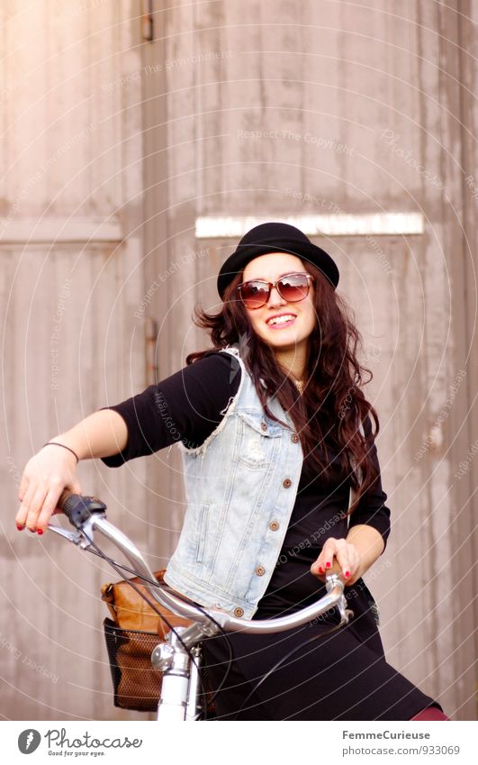 Fahrradspaß_03 Lifestyle Stil Freizeit & Hobby feminin Junge Frau Jugendliche Erwachsene 1 Mensch 18-30 Jahre Zufriedenheit Freude Lebensfreude Leichtigkeit